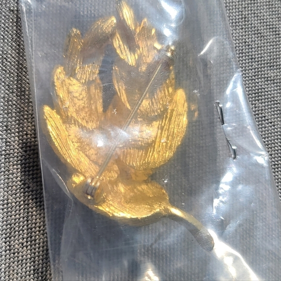 Vintage Leaf Design Brooch Pin With Pearl Accent - Picture 2 of 2